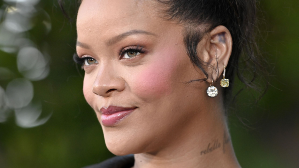 Rihanna’s Side Bang is So “Umbrella” Coded—See the Photos